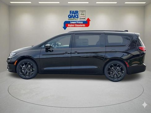 New 2026 Chrysler Pacifica Limited image 9