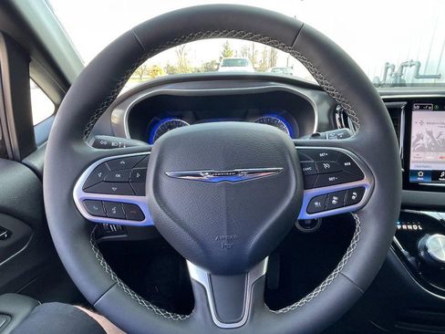 Used 2025 Chrysler Pacifica Select image 26