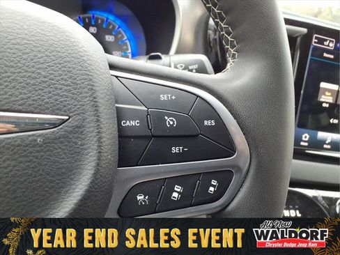 Used 2023 Chrysler Pacifica Touring-L image 15