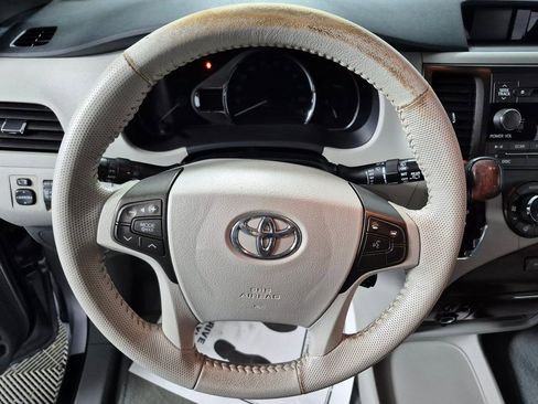 Used 2013 Toyota Sienna XLE image 21