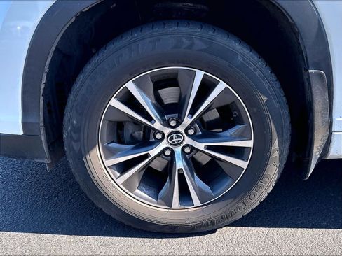 Used 2016 Toyota Highlander XLE AWD/4WD image 32