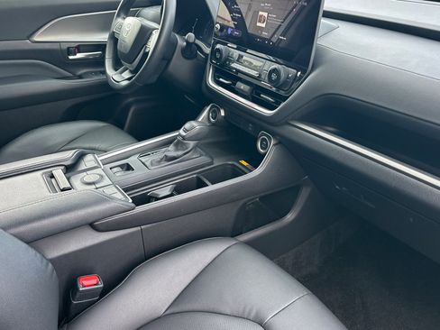 Certified 2025 Toyota Grand Highlander FWD image 17