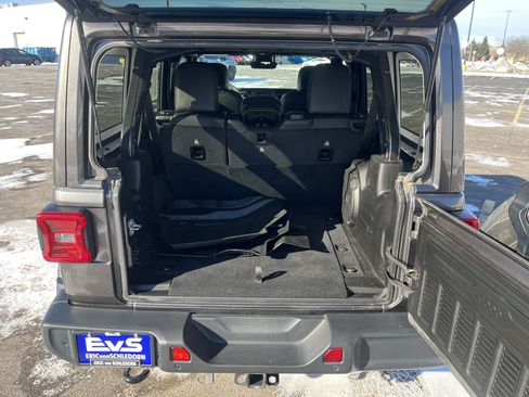 Used 2019 Jeep Wrangler Unlimited Sahara image 15