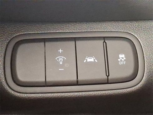 Used 2022 Hyundai Venue Limited image 21