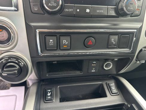 Used 2018 Nissan Titan SL AWD/4WD image 15