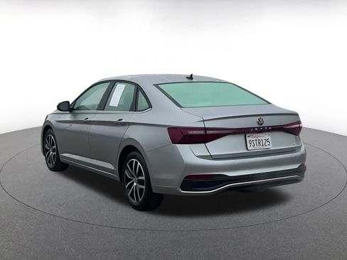 Used 2025 Volkswagen Jetta SE image 16