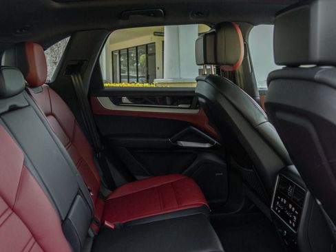 Used 2024 Porsche Cayenne AWD/4WD image 24