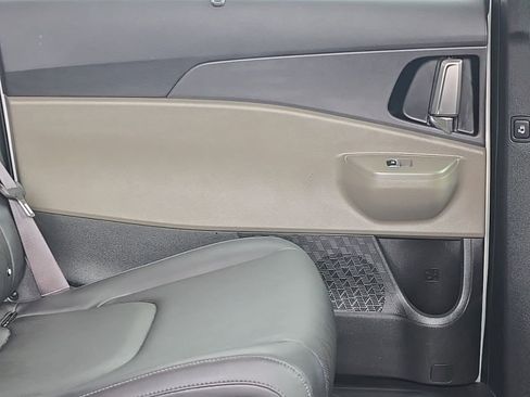 Used 2025 Kia Carnival EX FWD image 42