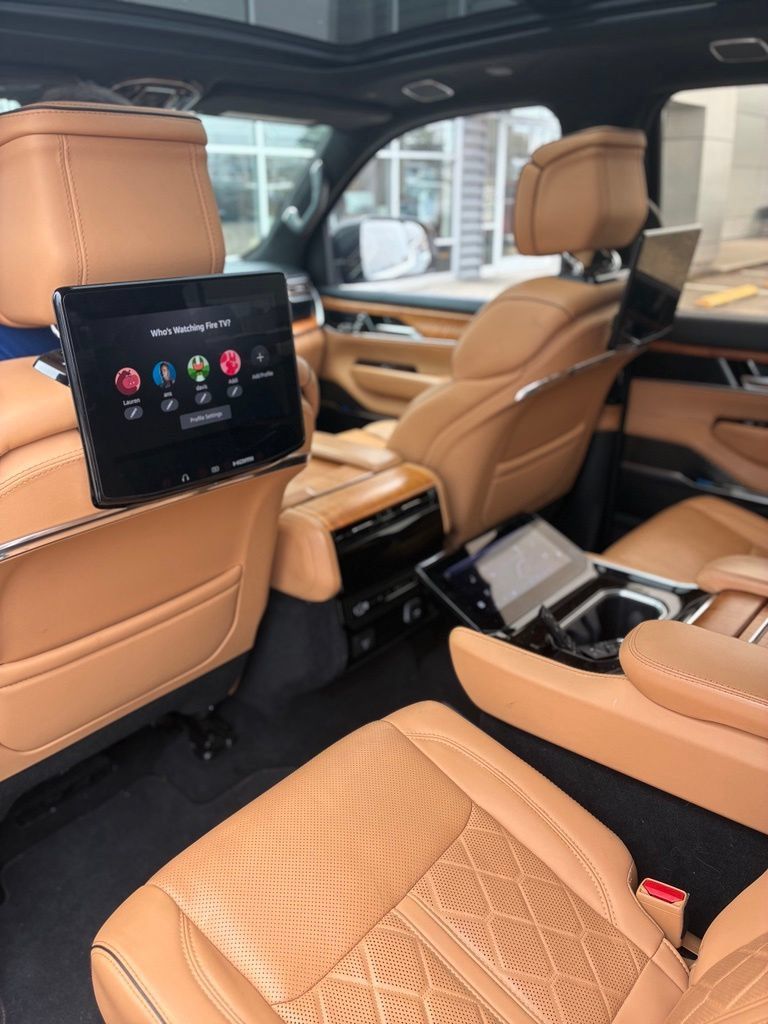 Used 2023 Jeep Grand Wagoneer Series III w/ Rear Seat Video Group 1 AWD/4WD image 6