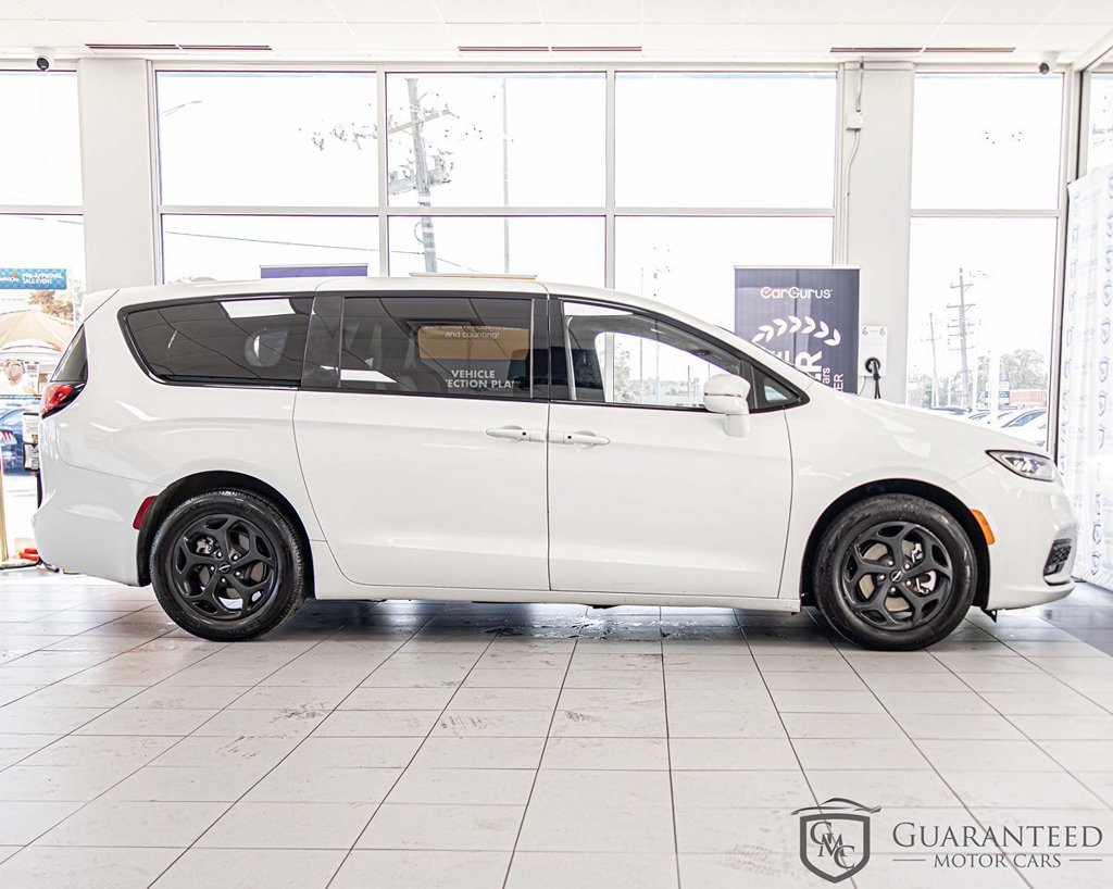 Used 2022 Chrysler Pacifica Touring-L w/ S Appearance Package FWD image 9
