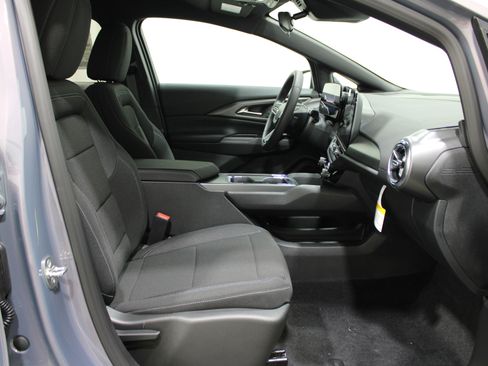 New 2026 Chevrolet Equinox EV LT image 32