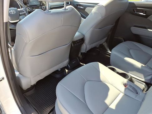 Used 2022 Toyota Highlander XLE AWD/4WD image 14
