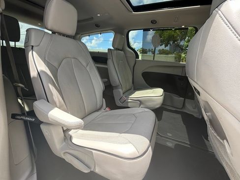 Used 2021 Chrysler Pacifica Limited AWD/4WD image 36