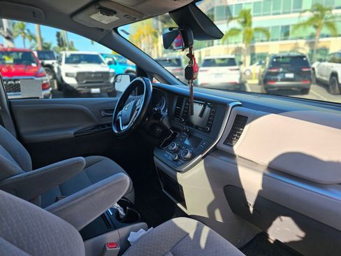 Used 2018 Toyota Sienna LE w/ Carpet Mat Package FWD image 23