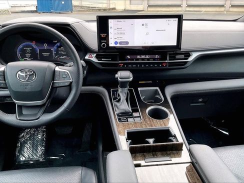 Used 2025 Toyota Sienna Platinum image 9