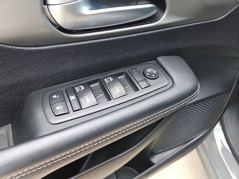Used 2025 Chrysler Pacifica Select FWD image 21