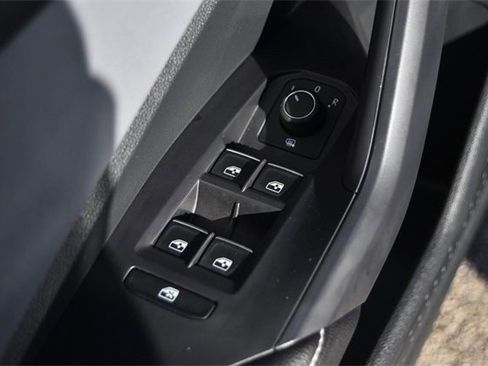 Certified 2025 Volkswagen Jetta SE image 8