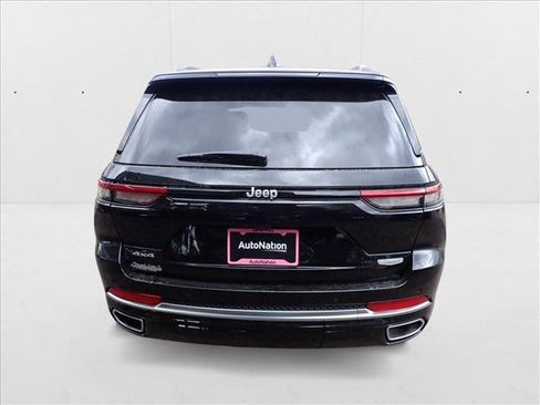 New 2025 Jeep Grand Cherokee Summit image 3