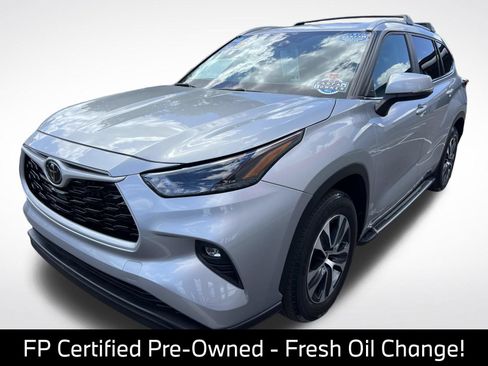 Used 2023 Toyota Highlander XLE FWD image 4