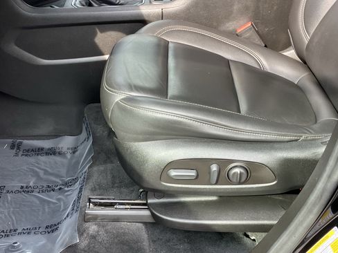 Used 2023 Chevrolet Traverse LT image 17