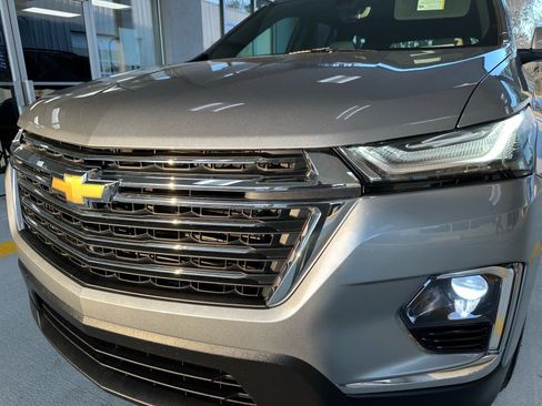 Used 2023 Chevrolet Traverse LT image 2