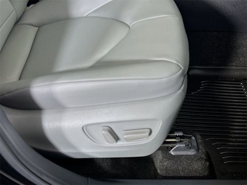 Used 2025 Toyota Highlander XLE image 22