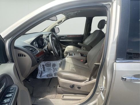 Used 2014 Chrysler Town & Country Touring-L w/ Driver Convenience Group FWD image 9