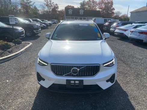 Used 2023 Volvo XC40 B5 Plus image 3