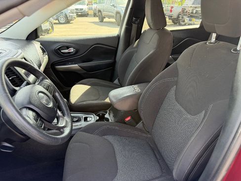 Used 2019 Jeep Cherokee Latitude w/ Popular Appearance Group image 10