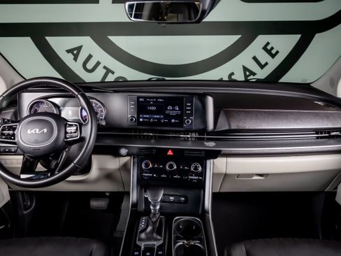 Used 2023 Kia Carnival LX FWD image 3