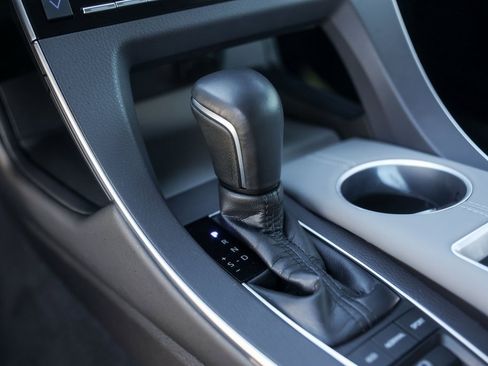 Used 2020 Toyota Avalon Limited image 21