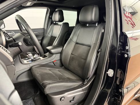 Used 2019 Jeep Grand Cherokee Altitude AWD/4WD image 12