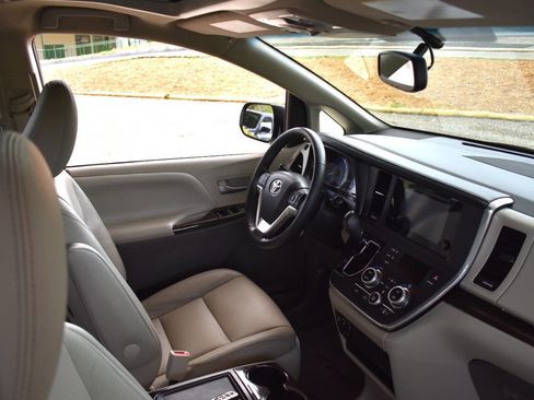 Used 2015 Toyota Sienna XLE w/ XLE Navigation Package FWD image 33