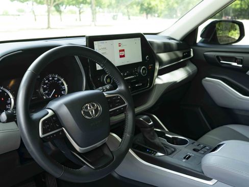 Used 2024 Toyota Highlander XLE FWD image 16