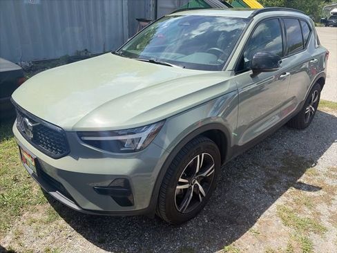 Used 2024 Volvo XC40 B5 Core image 3