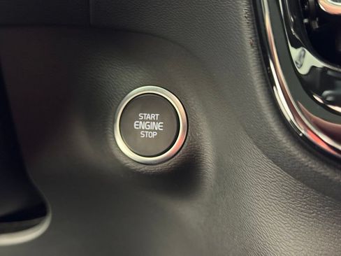 Certified 2025 Volvo XC40 B5 Plus AWD/4WD image 22