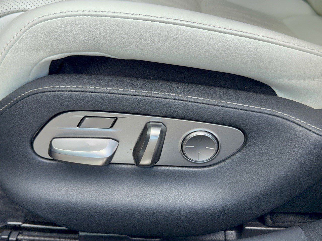 Used 2023 Lexus LS 500 w/ Interior Upgrade Package RWD image 16