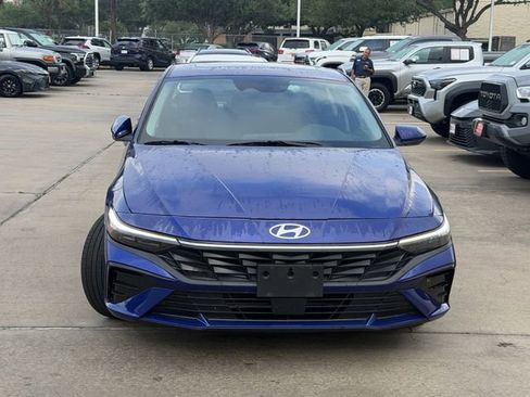 Used 2025 Hyundai Elantra SEL image 2