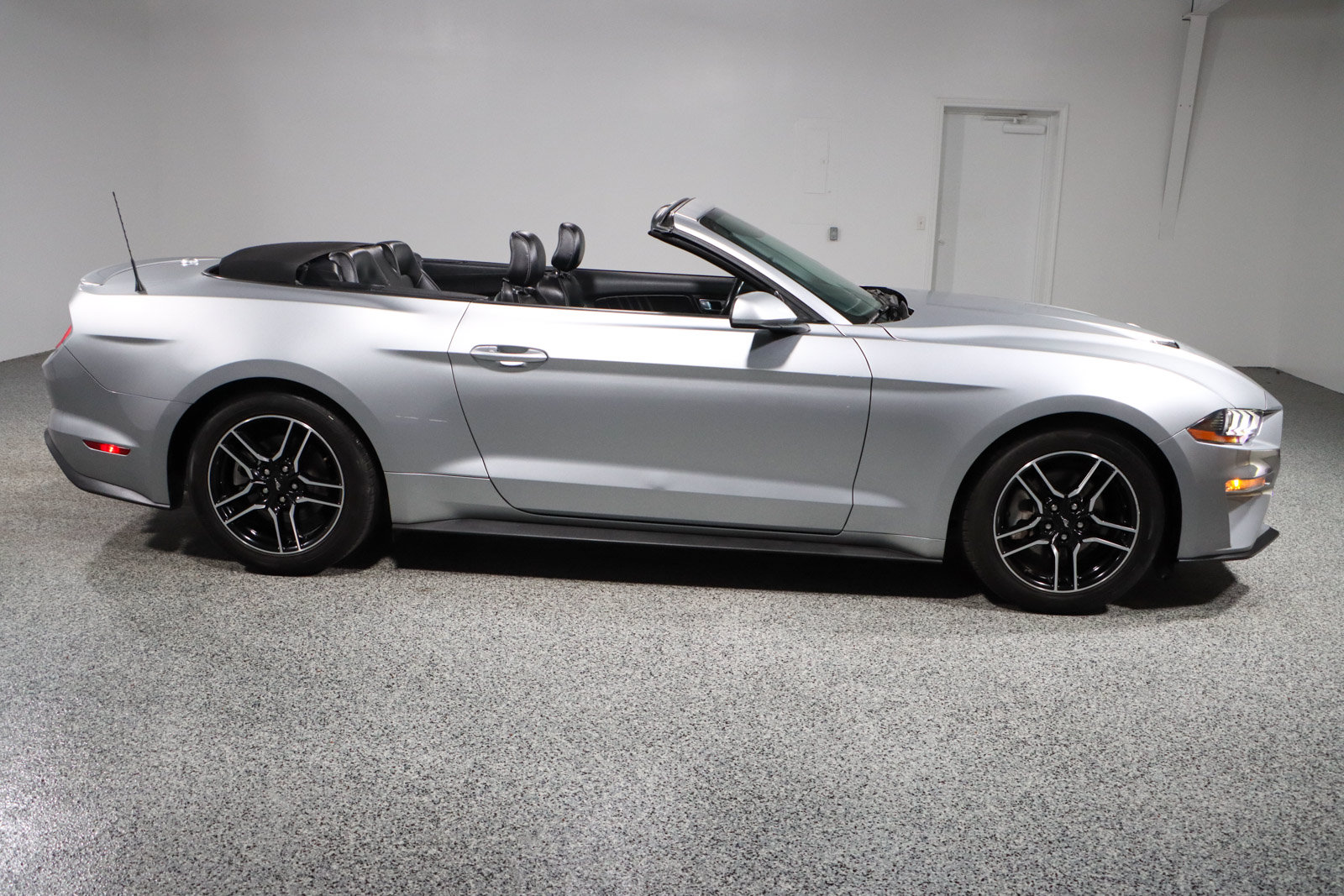 Used 2022 Ford Mustang Premium RWD image 6