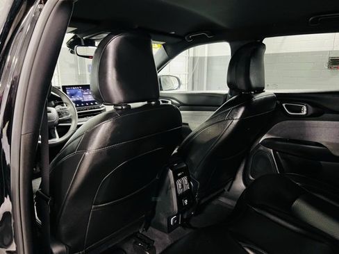 Used 2024 Jeep Compass Latitude image 23