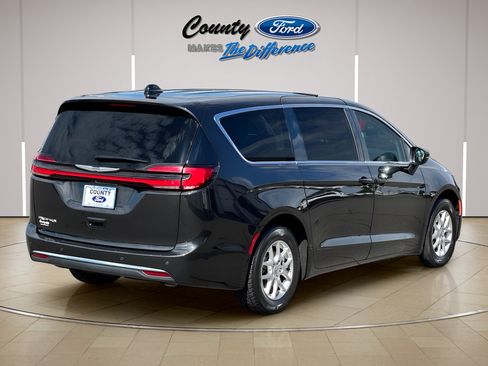 Used 2023 Chrysler Pacifica Touring-L FWD image 23