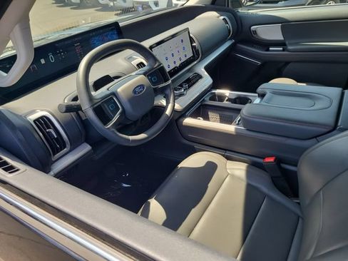 Certified 2025 Ford Expedition Active AWD/4WD image 3