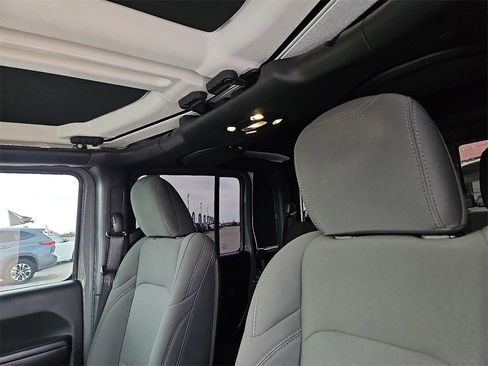 Used 2021 Jeep Gladiator Willys image 22