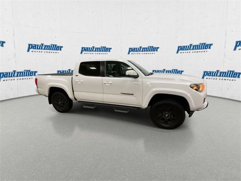 Used 2022 Toyota Tacoma SR5 w/ Technology Package image 2