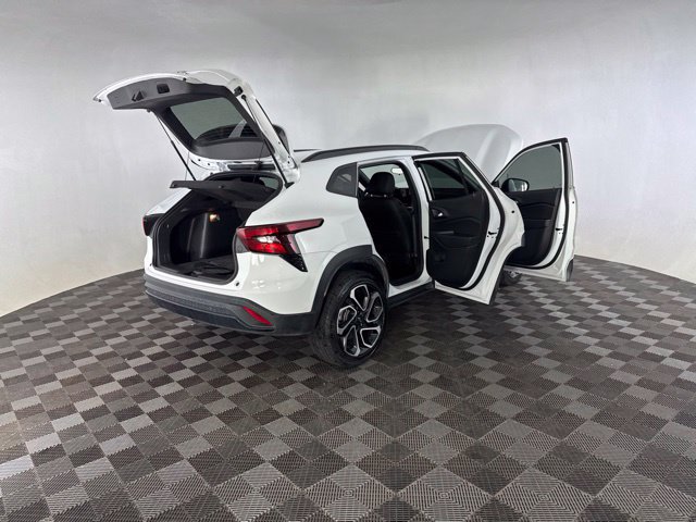 Used 2025 Chevrolet Trax RS w/ Driver Confidence Package FWD image 16