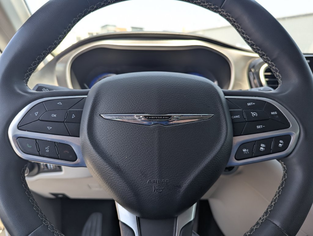 Used 2023 Chrysler Pacifica Touring-L FWD image 20