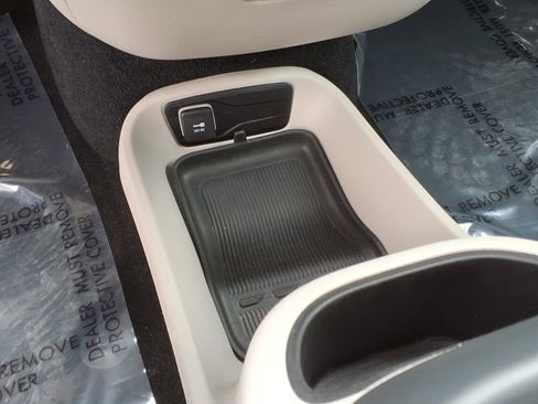 Used 2024 Chrysler Pacifica Touring-L image 14