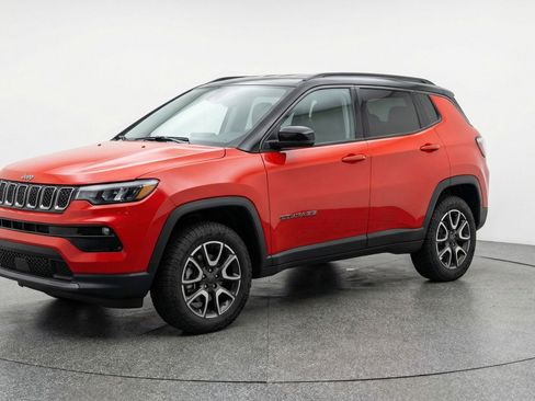 Used 2025 Jeep Compass Trailhawk AWD/4WD image 3