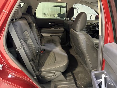 Used 2022 Nissan Pathfinder SV image 11