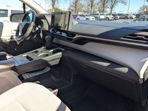 Used 2025 Toyota Sienna LE image 28